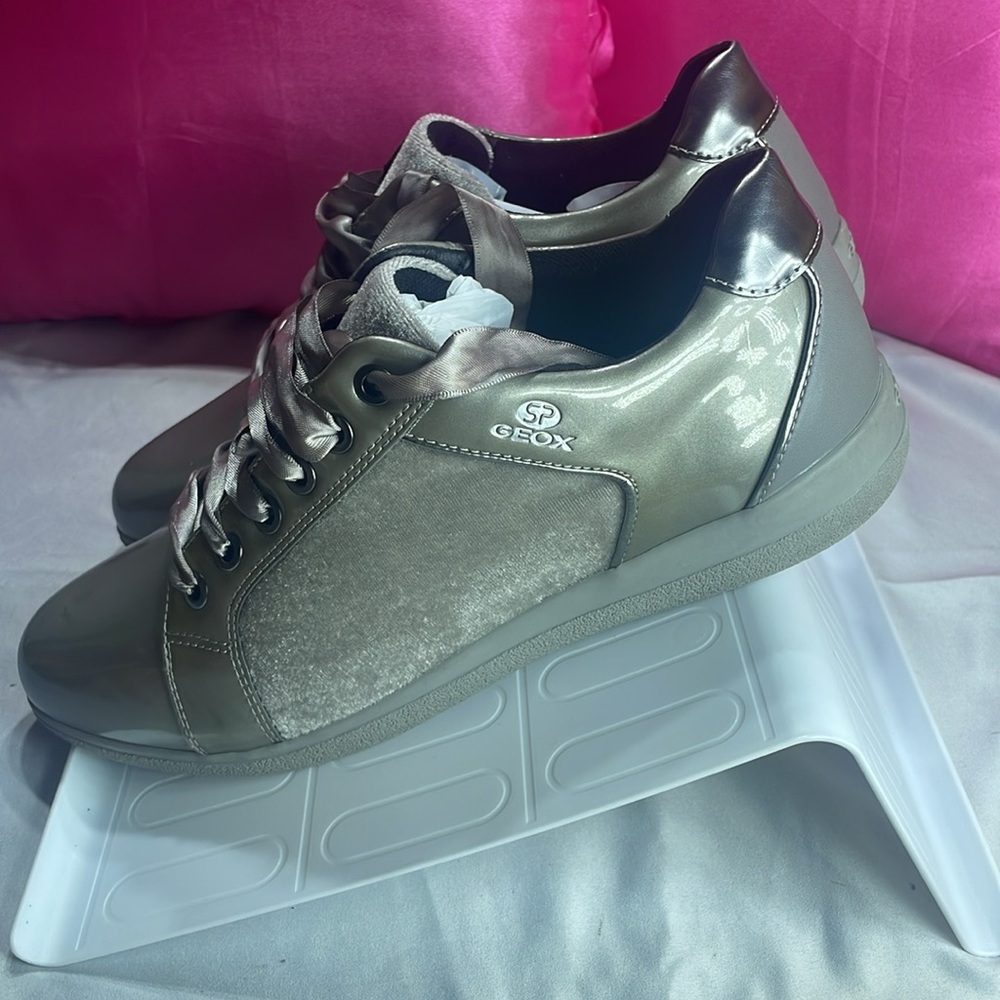 (A2) Geox Patent Velvet Lace
Women's Silver Fashion Comfort Sneakers Size 9 - Picture 4 of 11